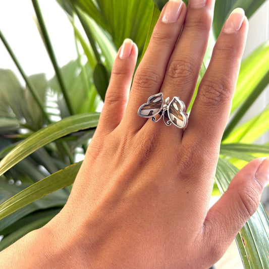 Bague Azura Brun nacré ajustable en argent portée à la main