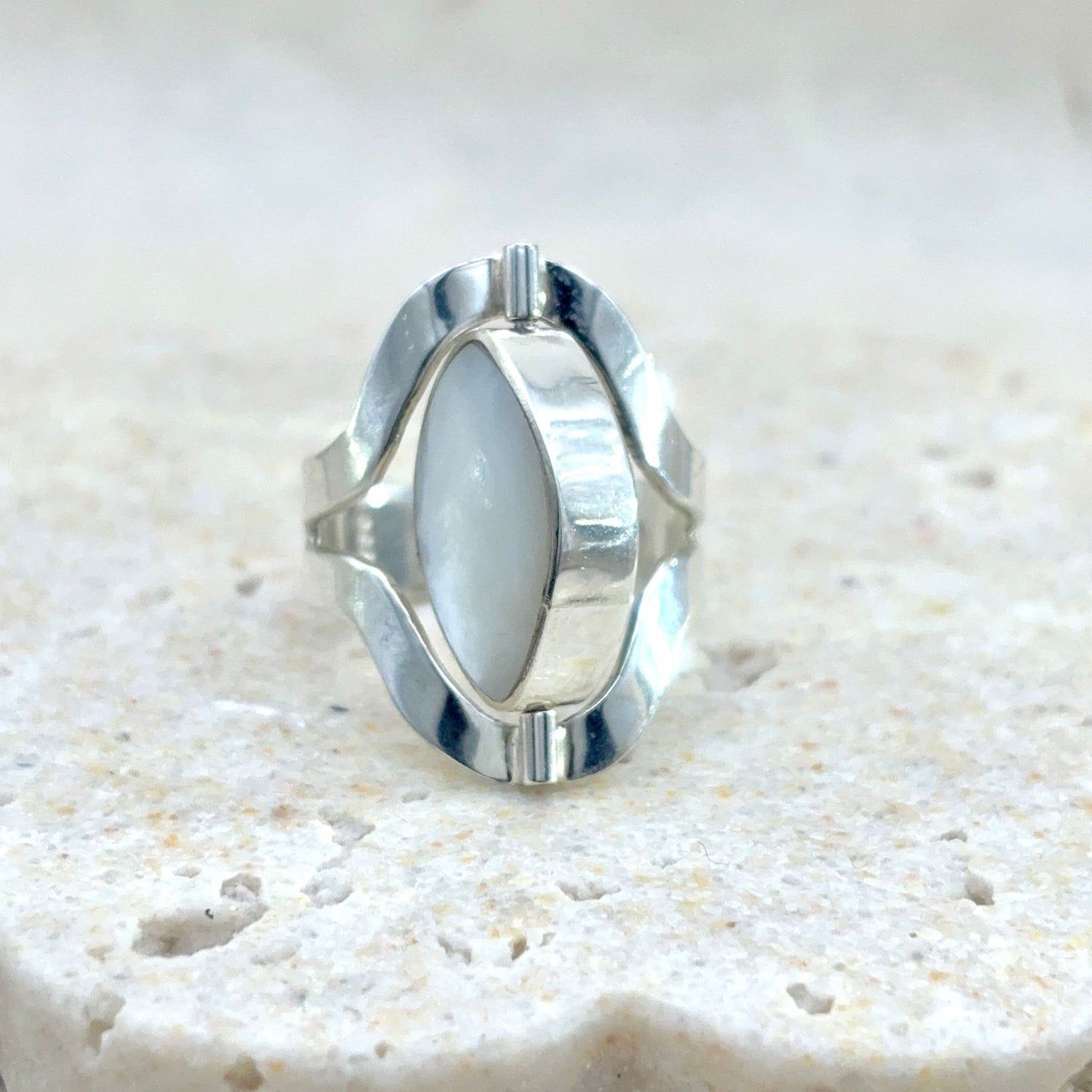 Bague Duo ajustable en argent avec nacre – vue de profil de la pierre rotative