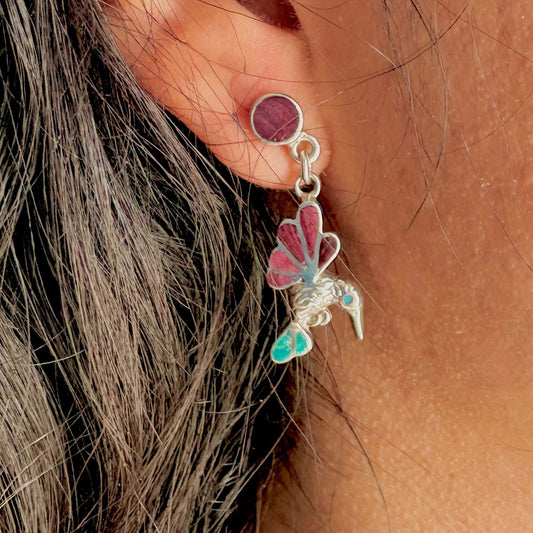 Boucles d'oreilles Colibri Élan portées mettant en valeur leur silhouette fine et leurs pierres naturelles