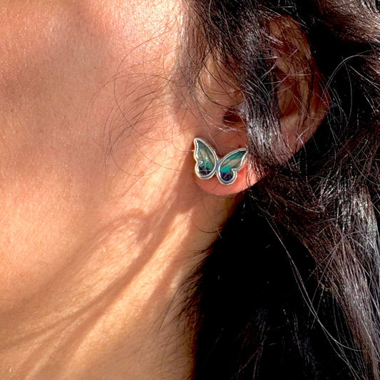 Boucles d’oreilles papillon Bleu céleste portées à l’oreille