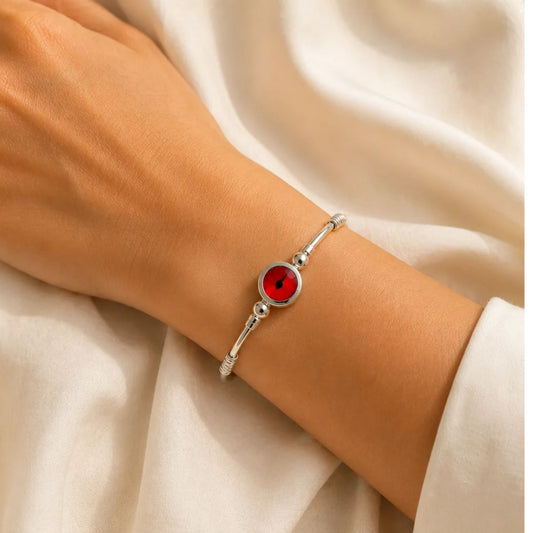 Bracelet jonc Huayruro en argent porté au poignet