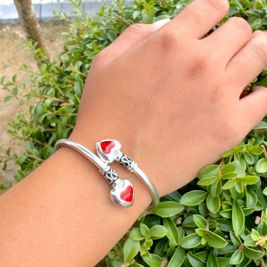 Bracelet jonc Huayruro en argent porté au poignet