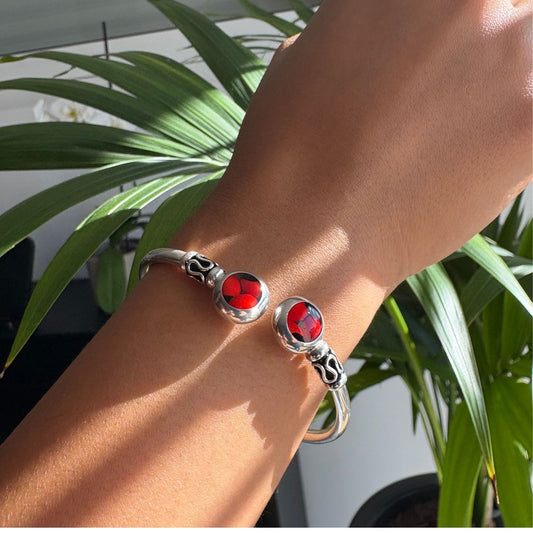 Bracelet jonc Huayruro Double Cercle porté au poignet
