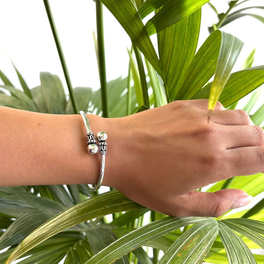 Bracelet jonc ouvert en argent porté au poignet