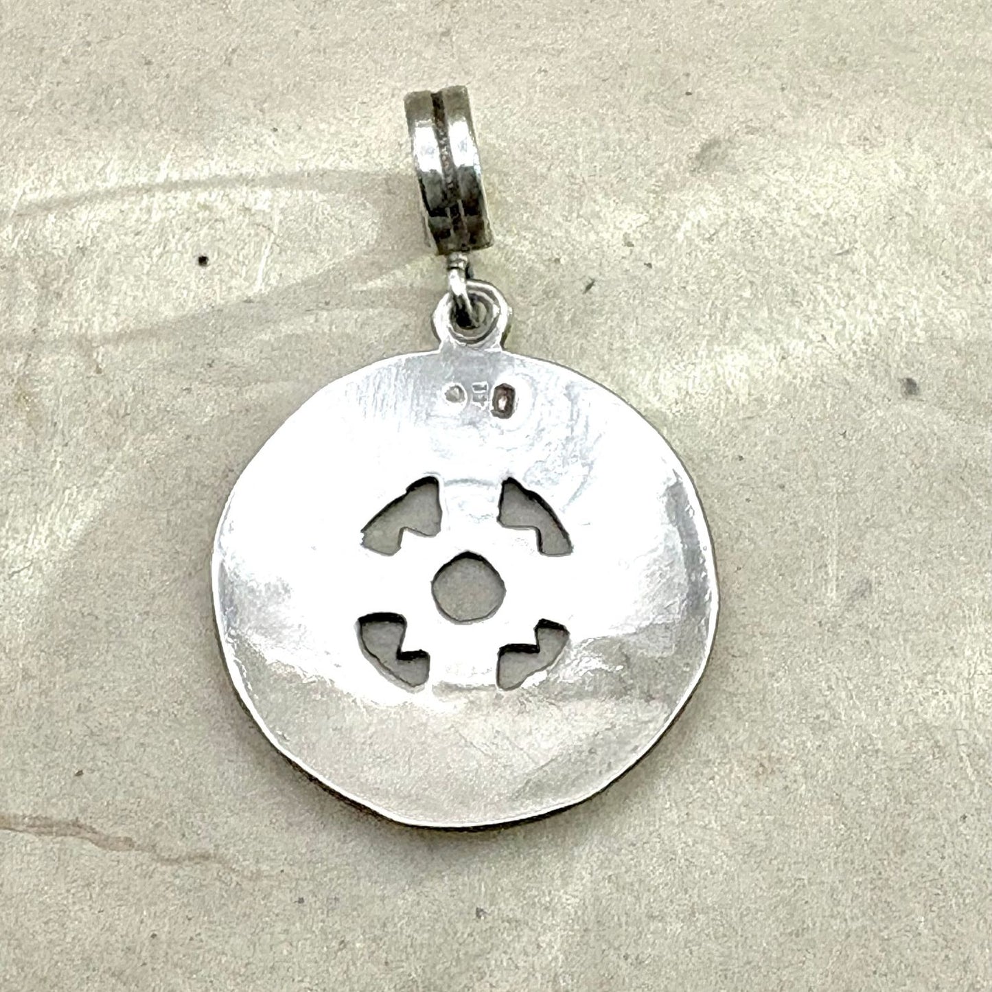 Dos du pendentif Chakana Essentielle en argent 950 oxydé.