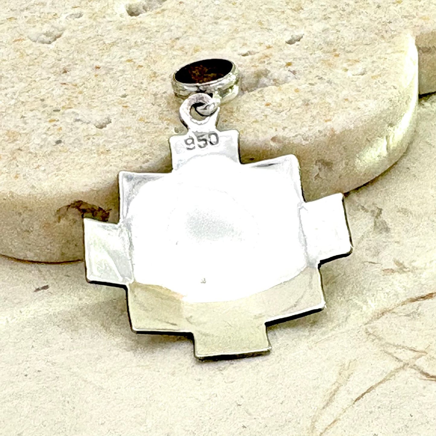 Dos du pendentif Nexa en argent montrant les finitions artisanales du bijou.
