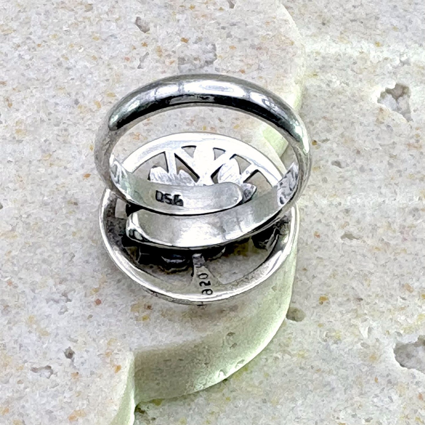 Intérieur de la bague Arboria en argent avec anneau ajustable