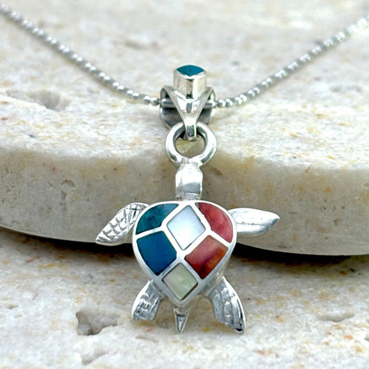 Pendentif Tortue Colorée avec chaîne en argent – vue de face