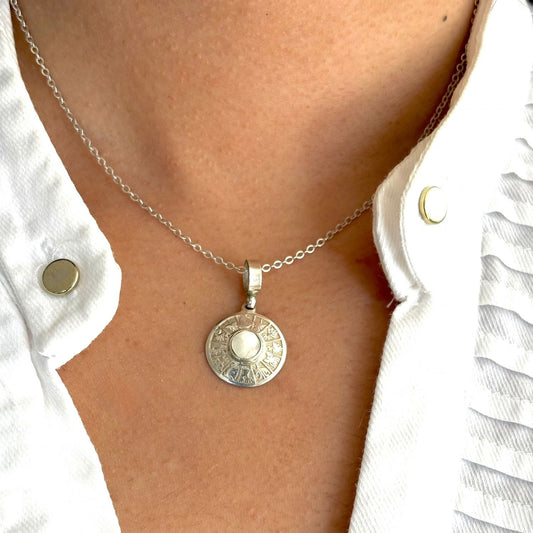 Pendentif Lumia porté avec chaîne en argent, création artisanale lumineuse et élégante.