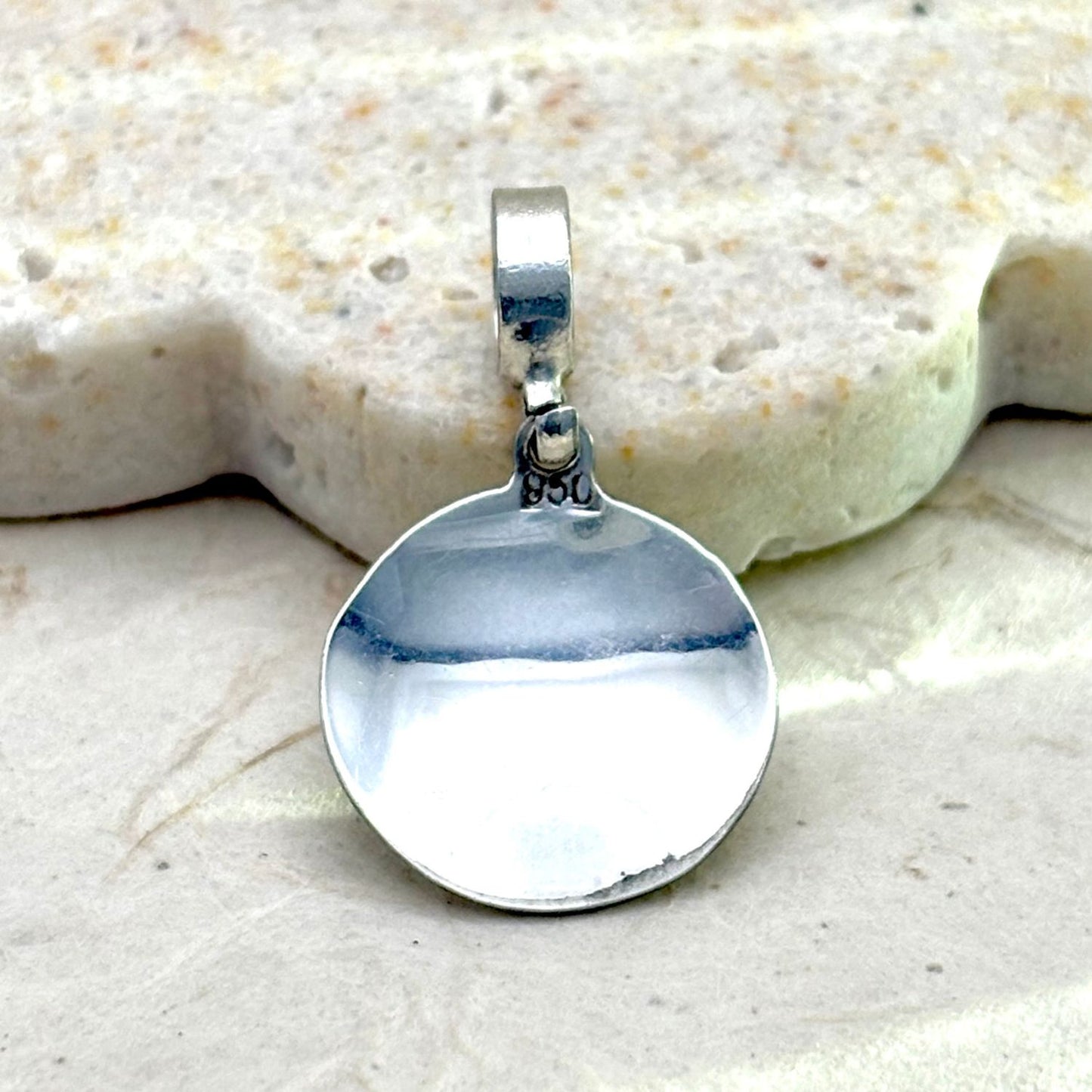 Dos du pendentif Lumia en argent montrant les finitions artisanales du bijou.