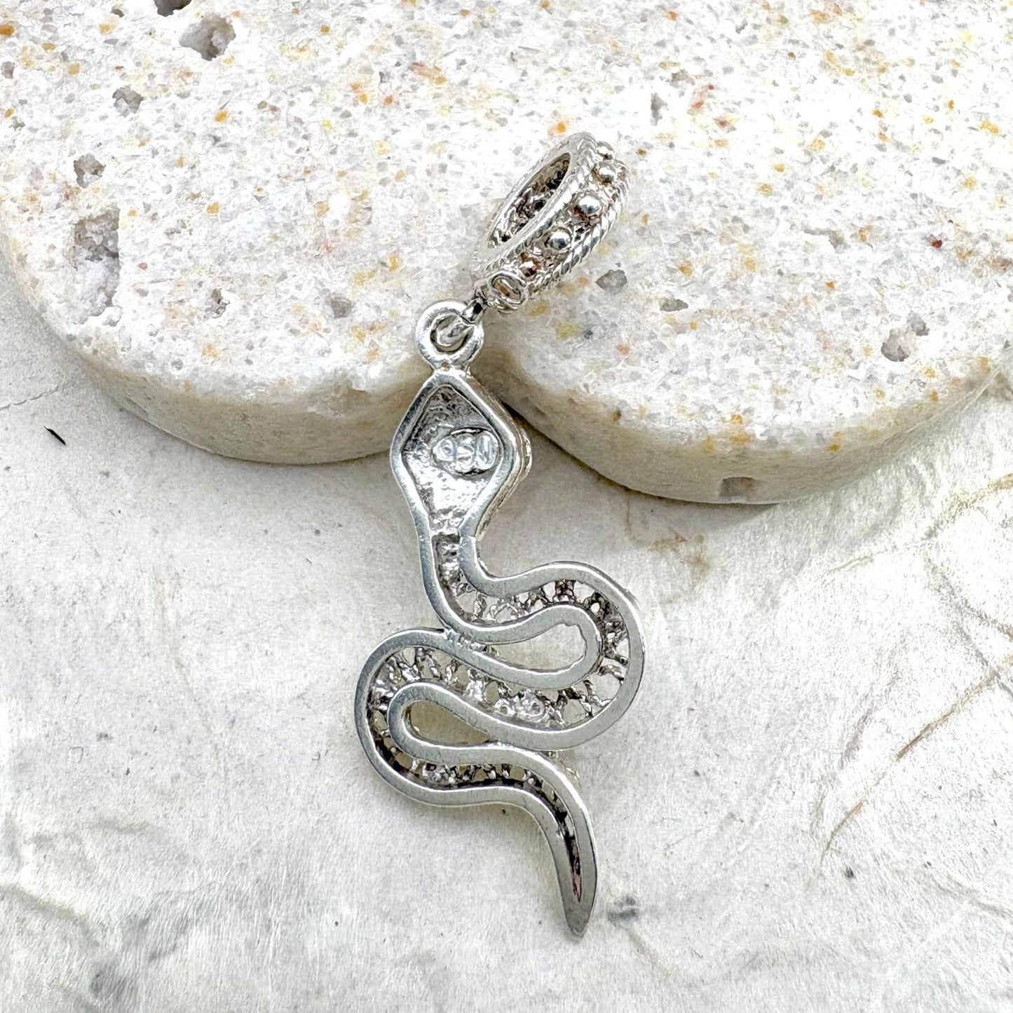 Vue arrière du pendentif Ondine en argent avec motif serpent ajouré et bélière travaillée.