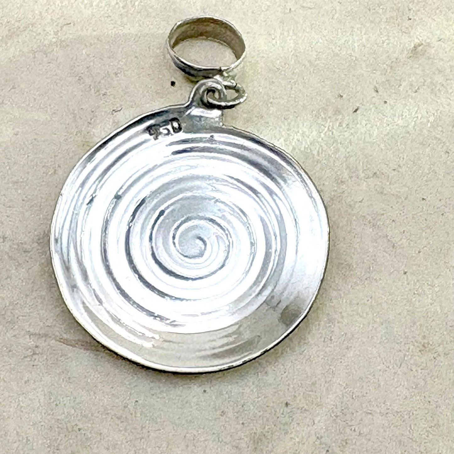 Vue arrière du pendentif Spira mettant en valeur les détails de fabrication artisanale et les finitions du bijou.