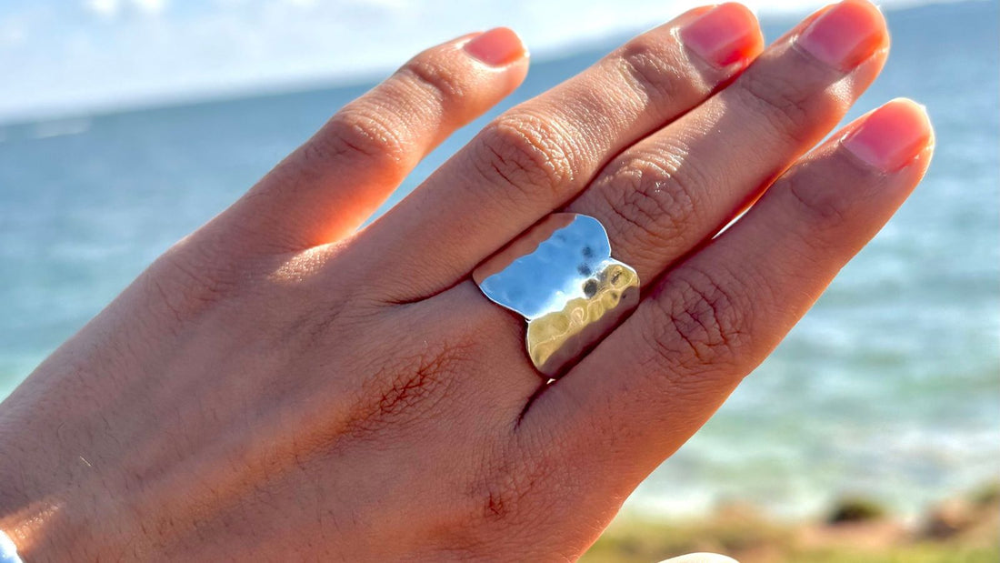 Bague artisanale en argent portée à la main - Cholita Nova
