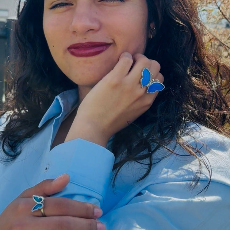 Femme portant des bijoux artisanaux en argent avec ailes de papillon de la collection Éclosion Cholita Nova