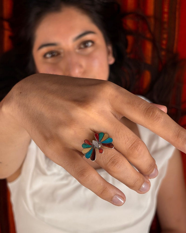 Bague artisanale en argent portée à la main Cholita Nova