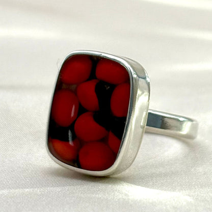 Détail de la Bague Huayruro Mosaïque en argent – graines rouges et noires