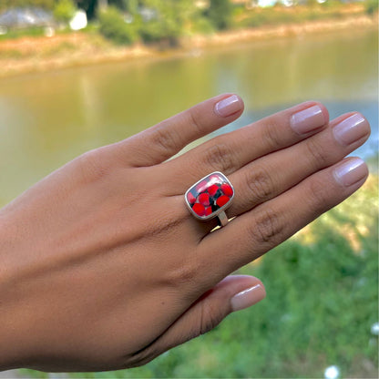 Bague Huayruro Mosaïque en argent portée à la main