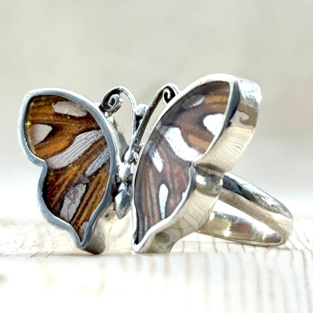 Bague Azura Brun nacré ajustable en argent – vue de profil