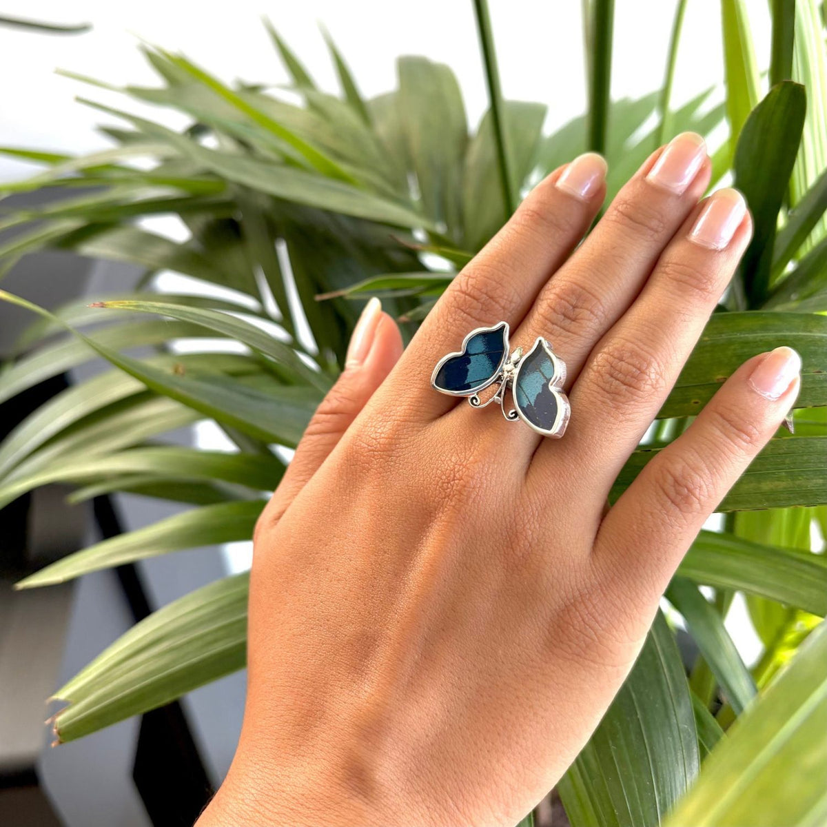 Bague Azura Bleu nuit ajustable en argent portée à la main