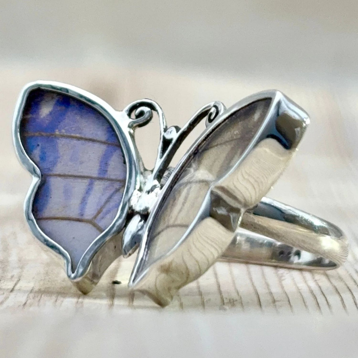 Bague Azura Violet irisé ajustable en argent – vue de profil