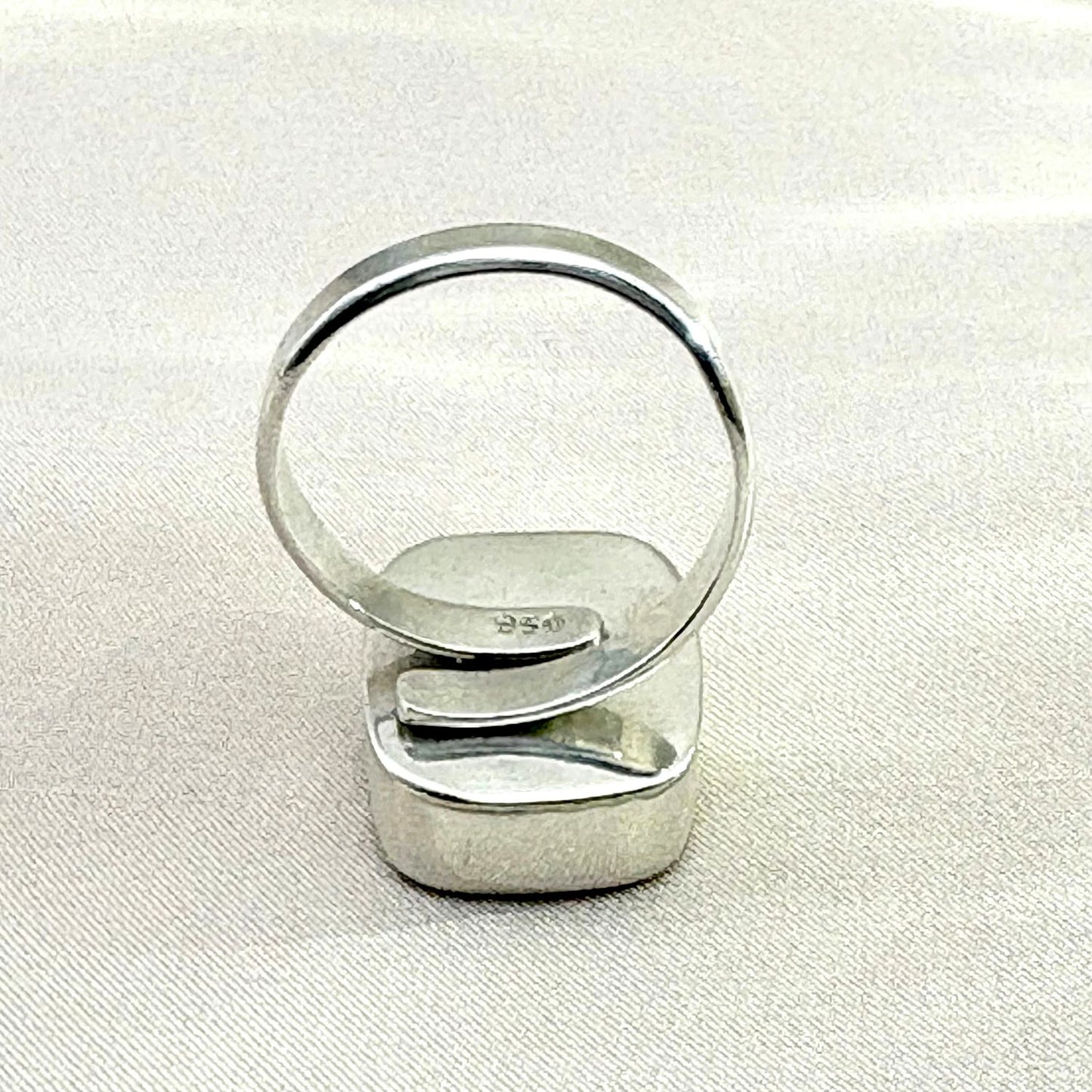 Bague Huayruro Mosaïque ajustable en argent – vue arrière de l'anneau