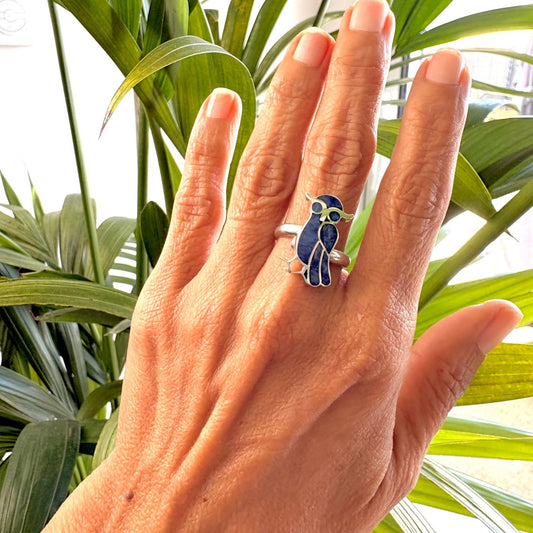 Bague Yara Hibou en lapis-lazuli portée à la main