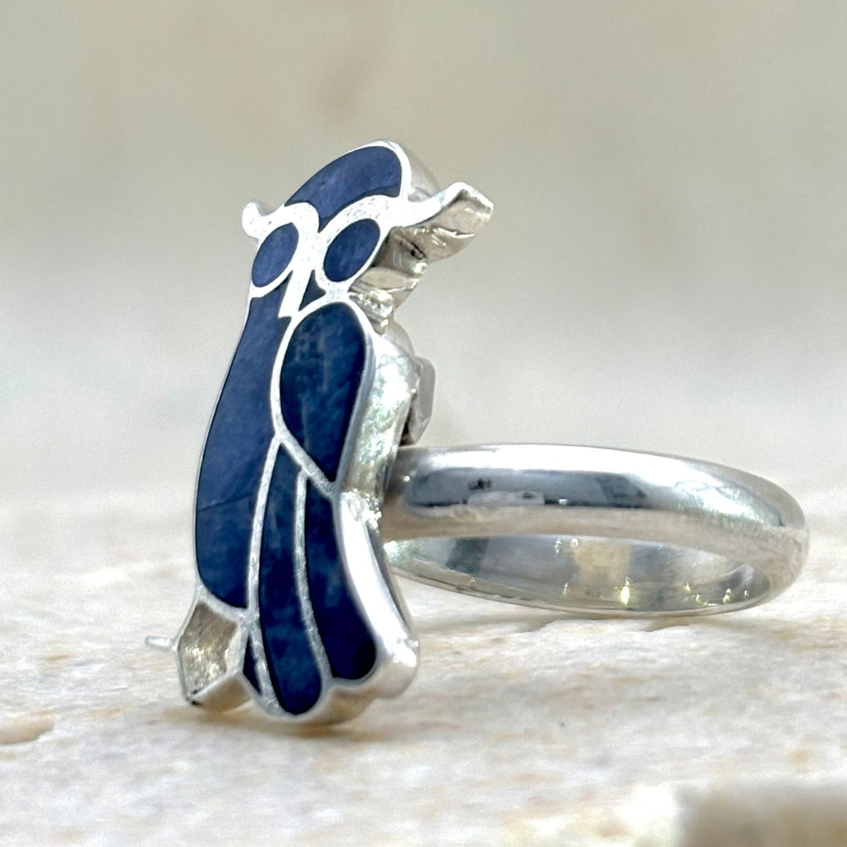 Vue de profil de la bague Hibou en argent et lapis-lazuli