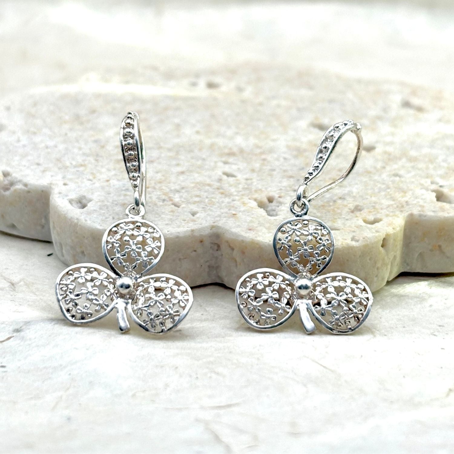 Boucles d'oreilles Folia en argent 950 au motif ajouré inspiré d'un trèfle stylisé.