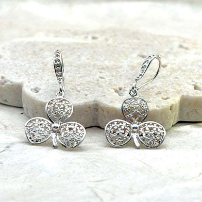 Boucles d'oreilles Folia en argent 950 au motif ajouré inspiré d'un trèfle stylisé.