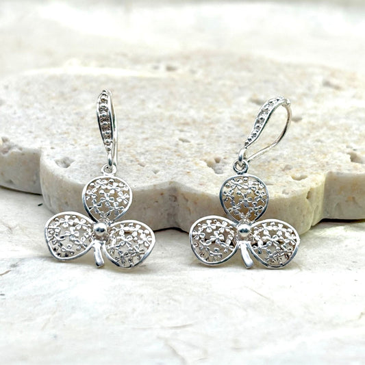 Boucles d'oreilles Folia en argent 950 au motif ajouré inspiré d'un trèfle stylisé.