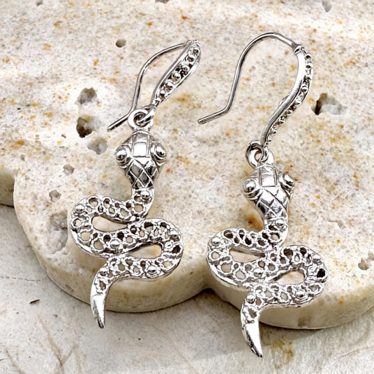 Boucles d'oreilles Ondine en argent représentant un serpent au design ajouré, vue de face.