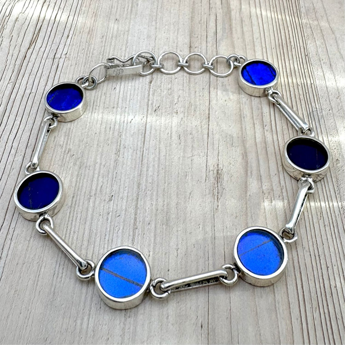 Bracelet Aelya Rond Bleu profond en argent et ailes de papillon