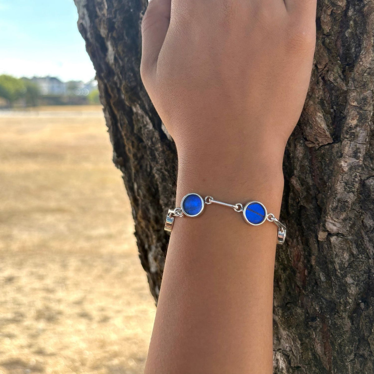 Bracelet Aelya Rond Bleu profond en argent porté au poignet