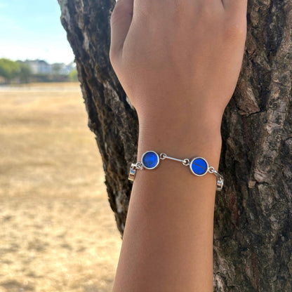 Bracelet Aelya Rond Bleu profond en argent porté au poignet