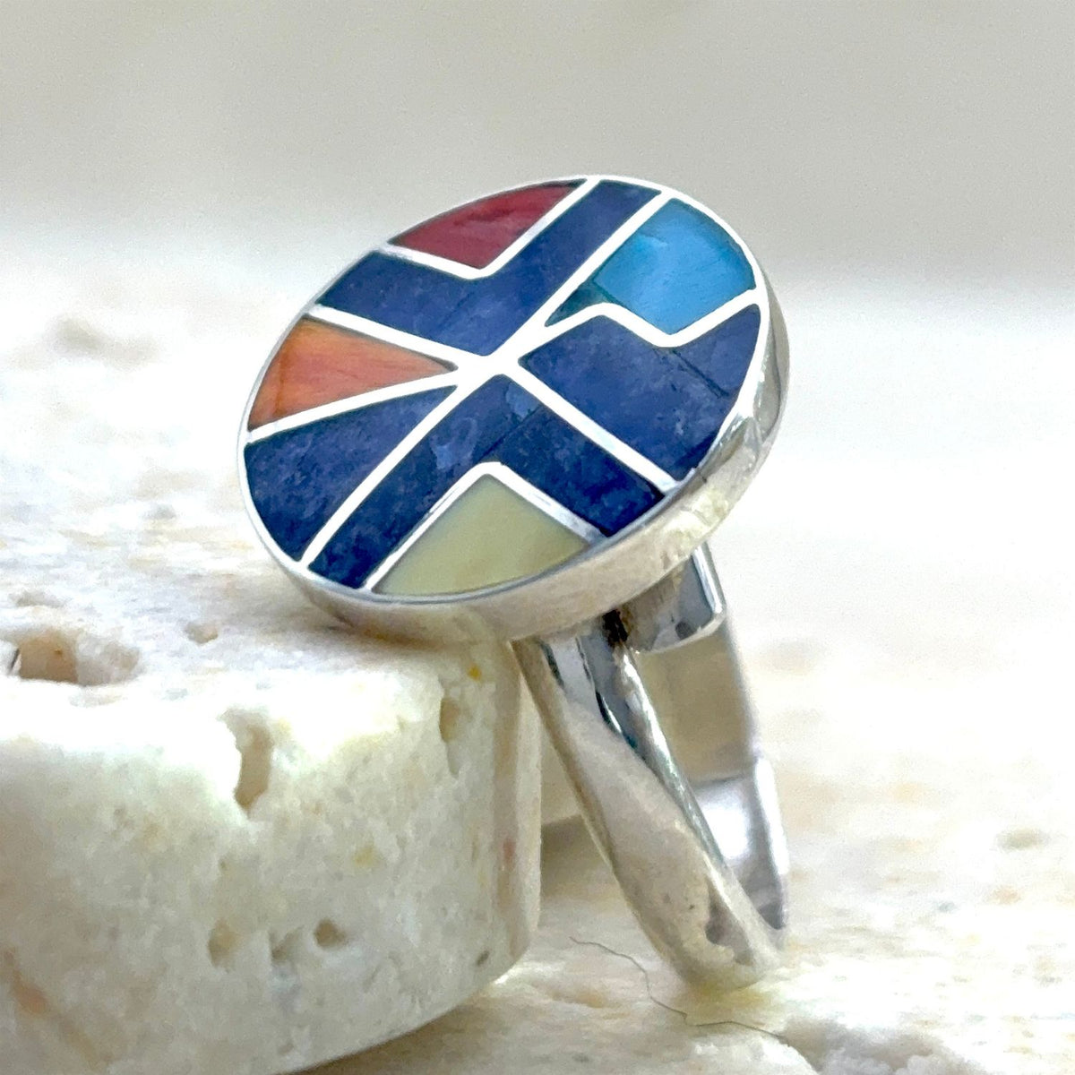 Détail de la Bague Calendrier en pierres naturelles – Bleu minéral