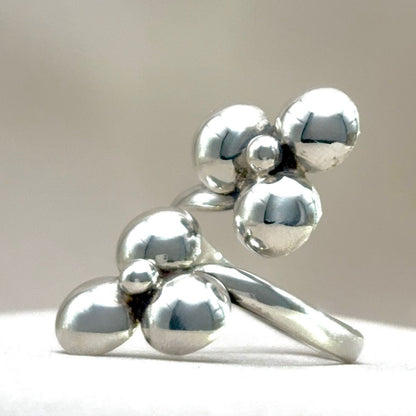 Bague Duo Fleur en argent avec deux fleurs stylisées – vue trois quarts
