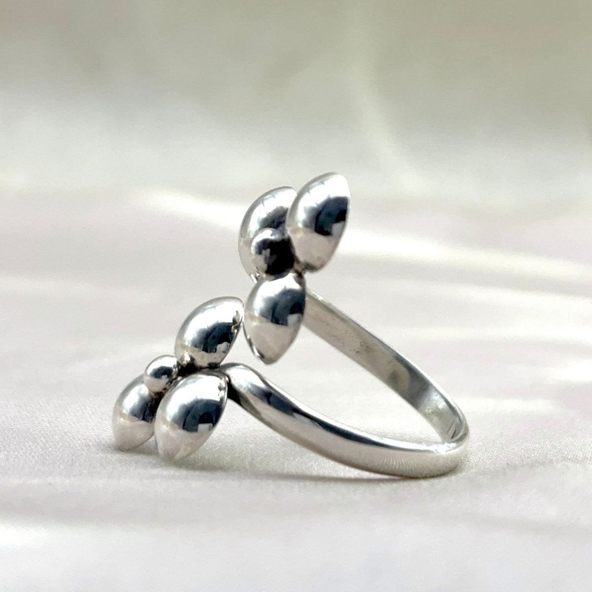 Bague Duo Fleur en argent – vue de profil du design ouvert
