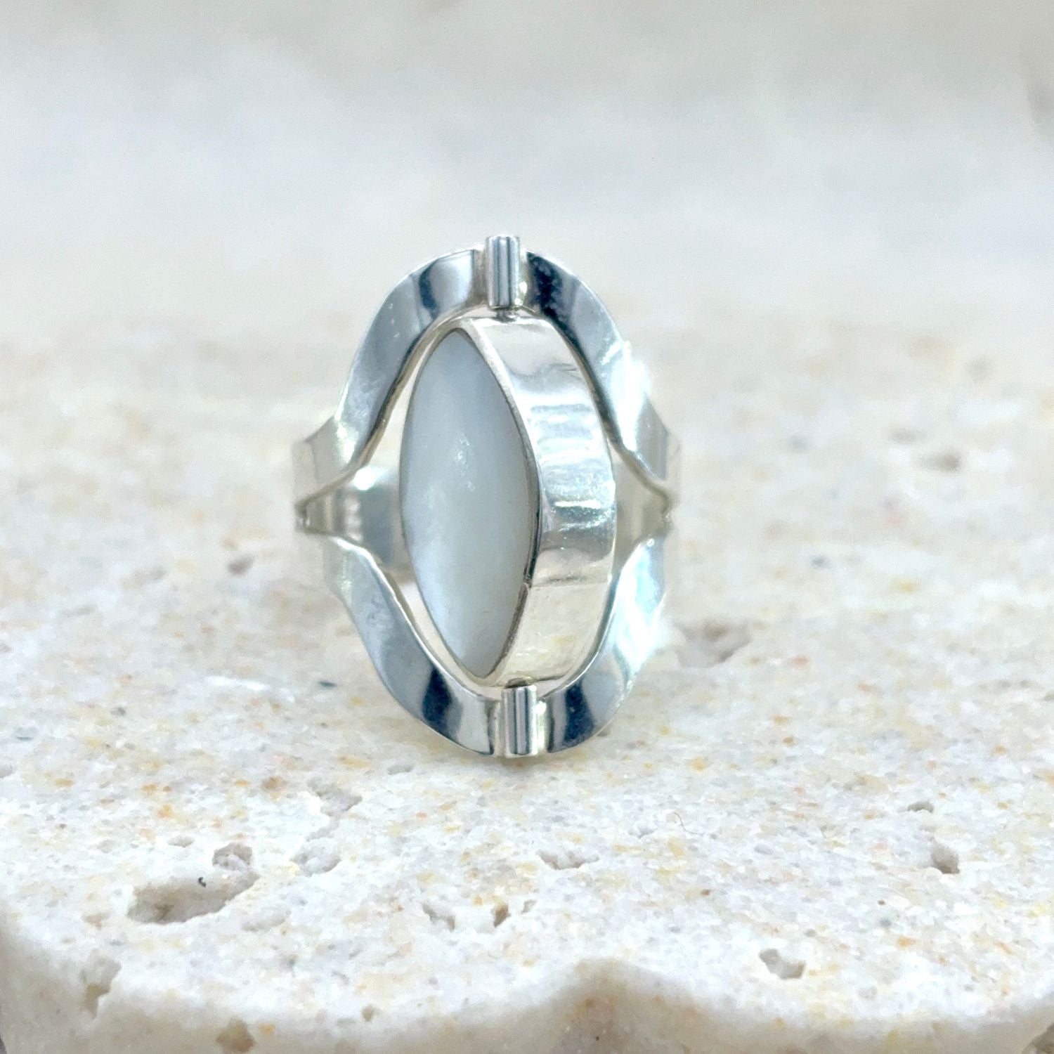 Bague Duo ajustable en argent avec nacre – vue de profil de la pierre rotative
