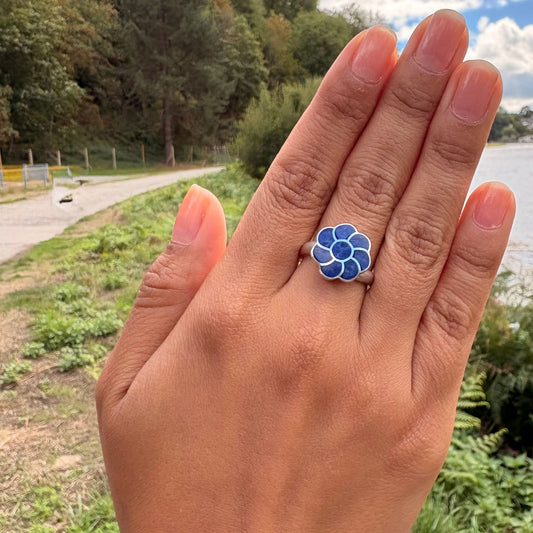 Bague Fleur Bleue en lapis-lazuli portée au doigt