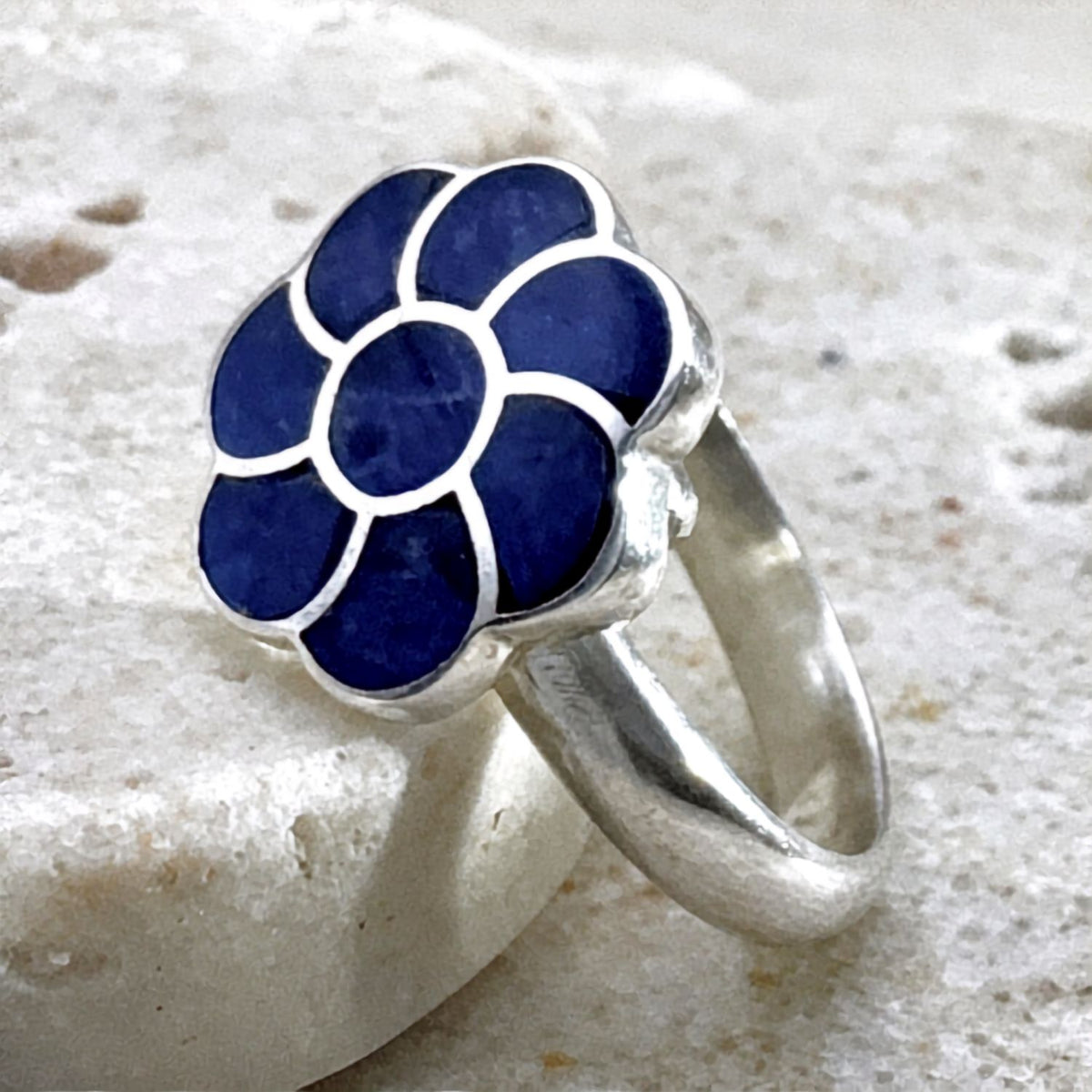 Bague Fleur Bleue en argent – motif floral en lapis-lazuli