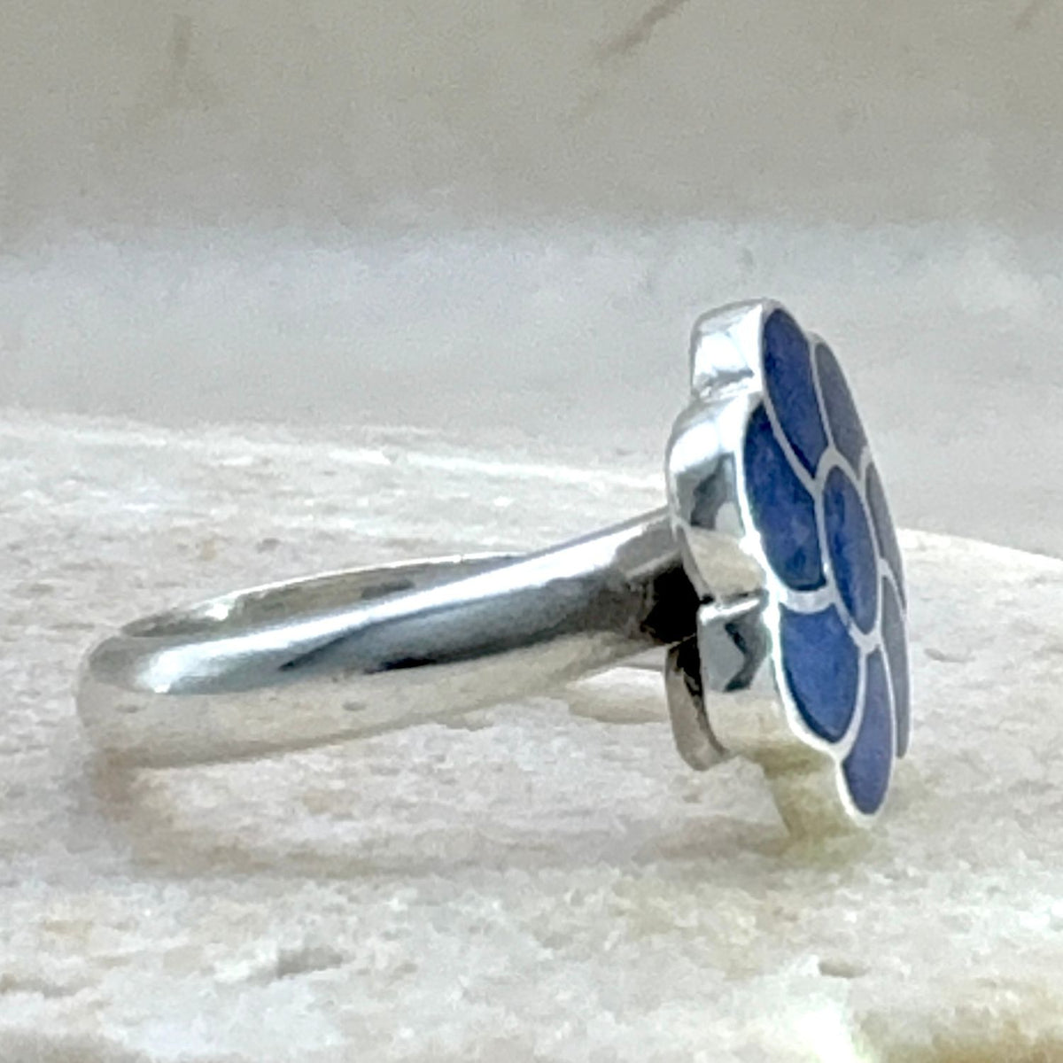 Bague Fleur Bleue en argent et lapis-lazuli – vue de profil