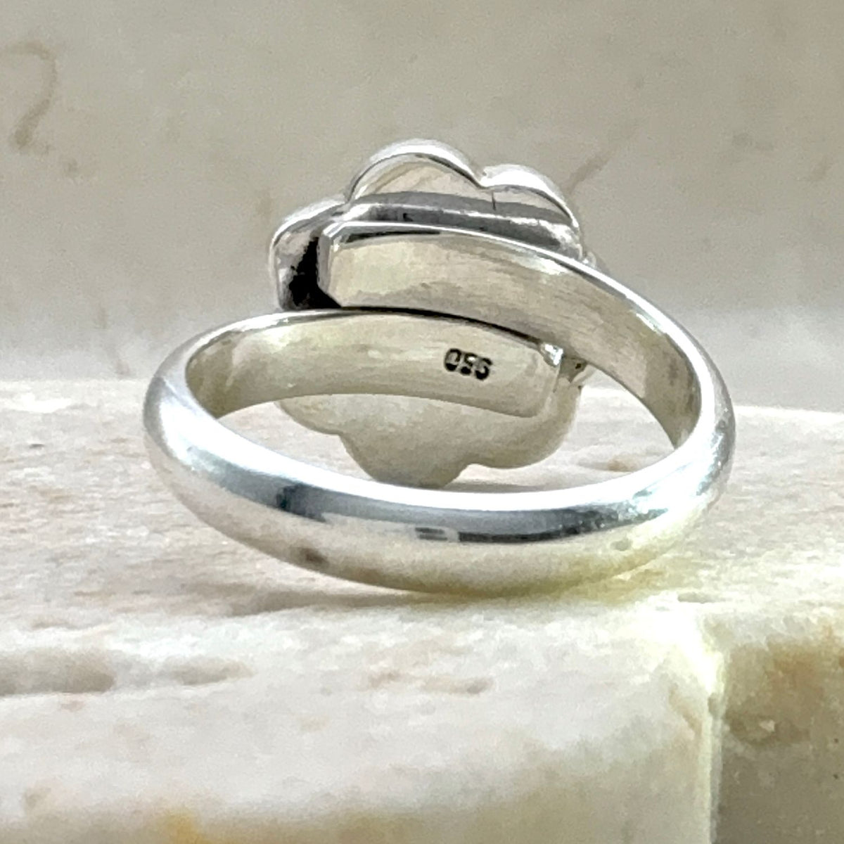 Bague Fleur Bleue ajustable en argent – vue arrière de l’anneau