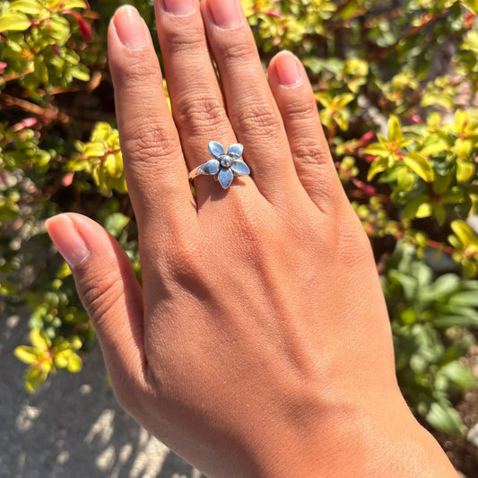 Bague Fleur ajustable en argent portée à la main