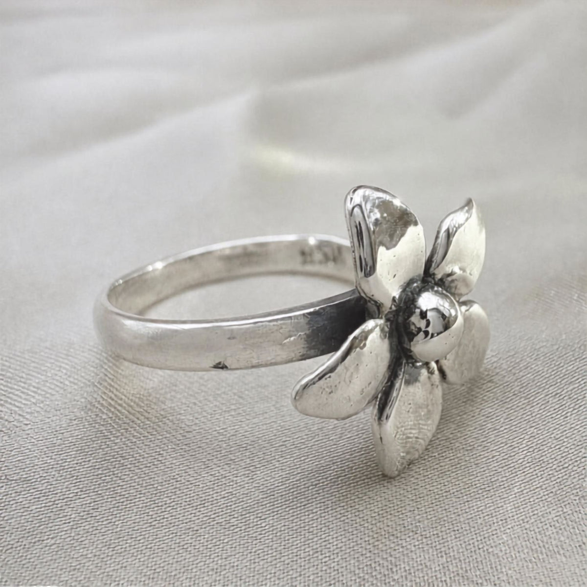 Bague Fleur en argent vue de profil avec finitions contrastées
