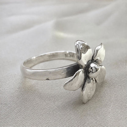 Bague Fleur en argent vue de profil avec finitions contrastées