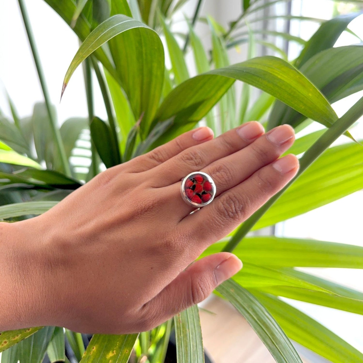 Bague Huayruro Cercle ajustable en argent portée à la main