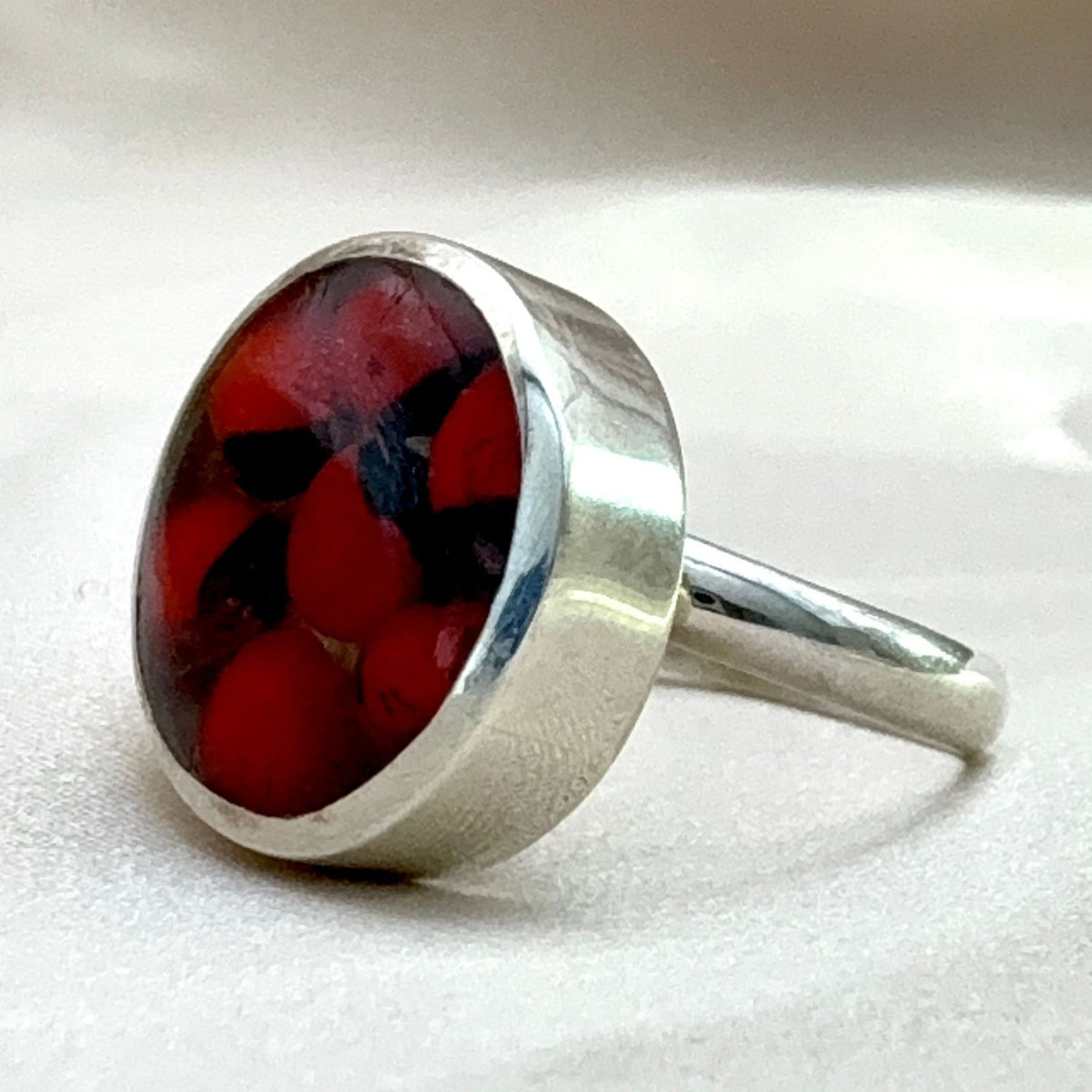 Bague Huayruro Cercle en argent avec graines rouges et noires
