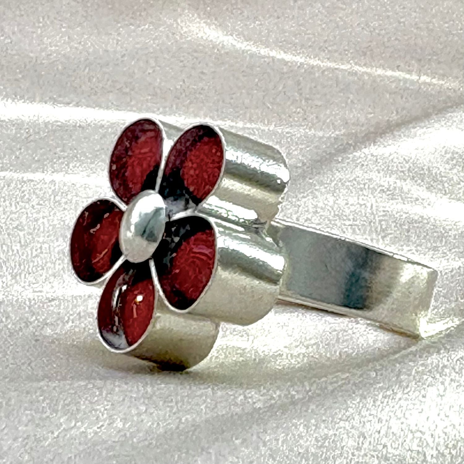 Bague Huayruro Fleur en argent – vue de profil du motif floral