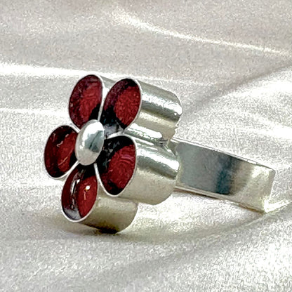 Bague Huayruro Fleur en argent – vue de profil du motif floral