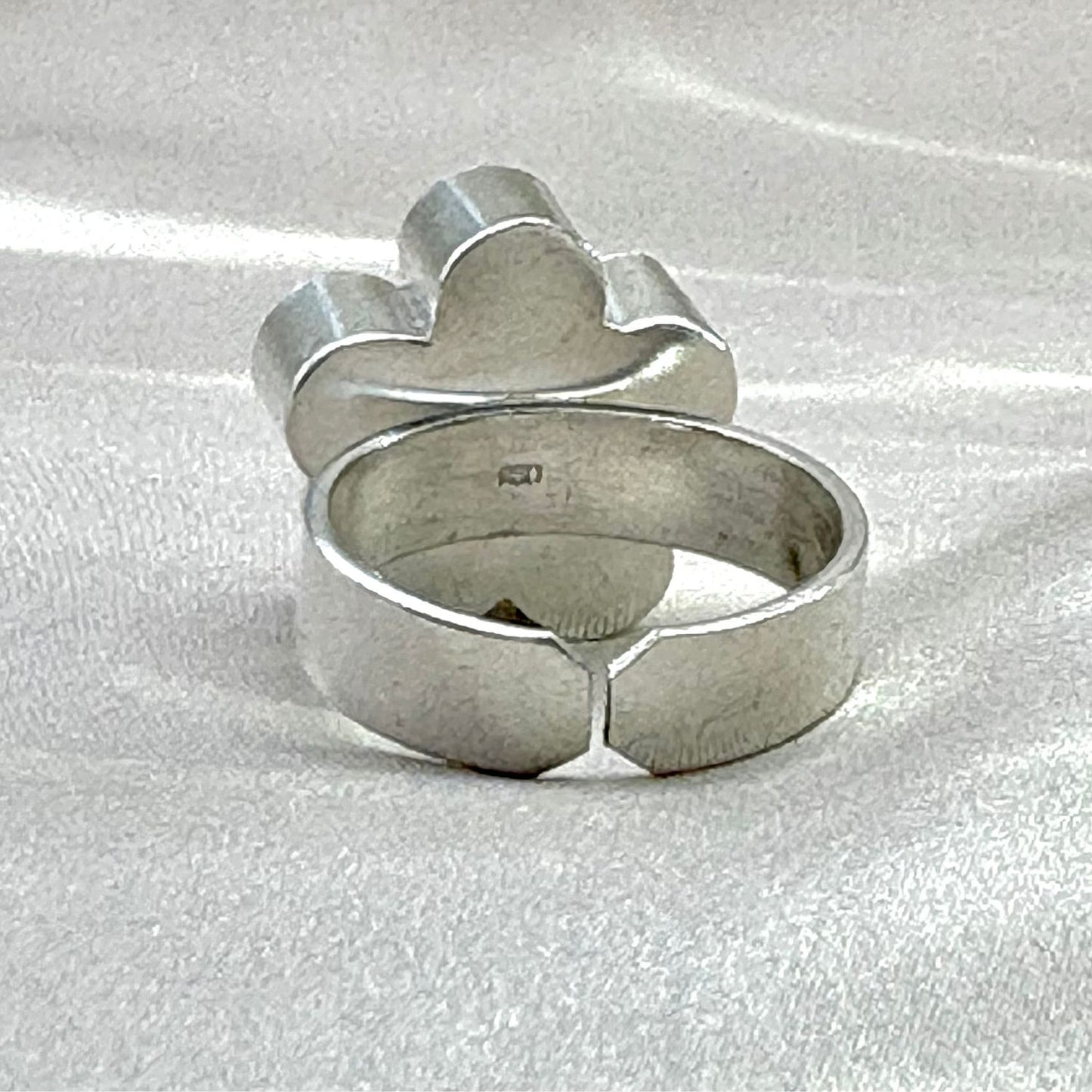Bague Huayruro Fleur ajustable en argent – vue arrière de l’anneau